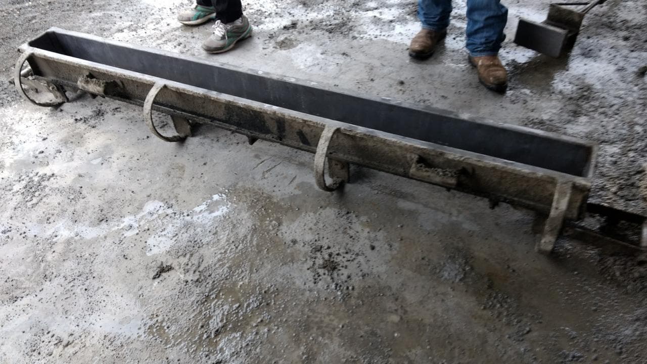 Molde de acero para colado de postes de concreto de derecho de vía