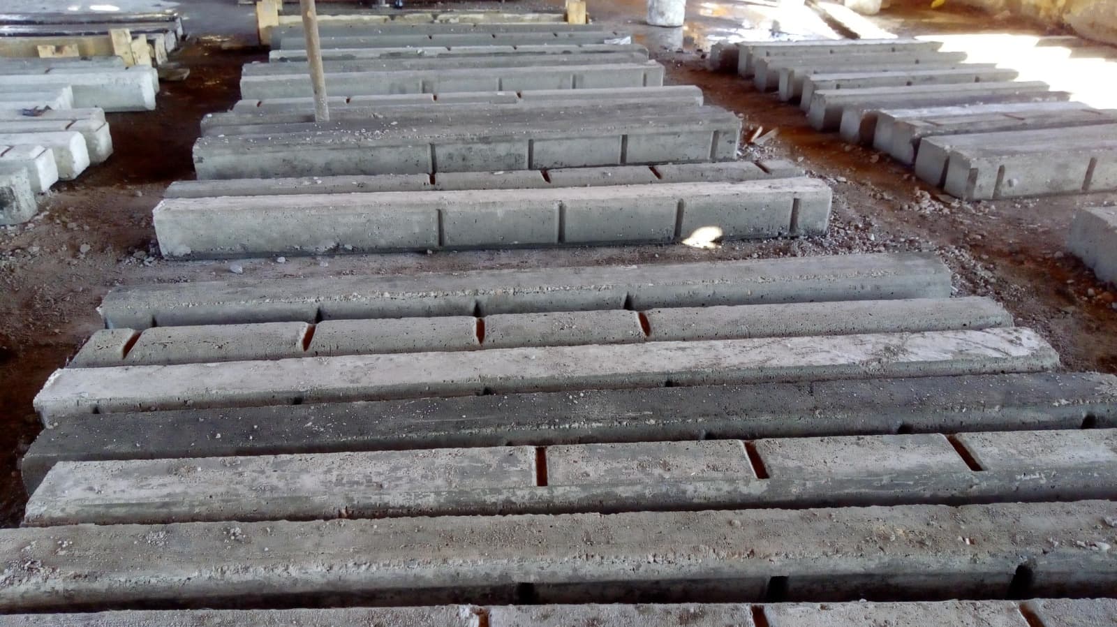 Lote de postes de concreto para derecho de vía