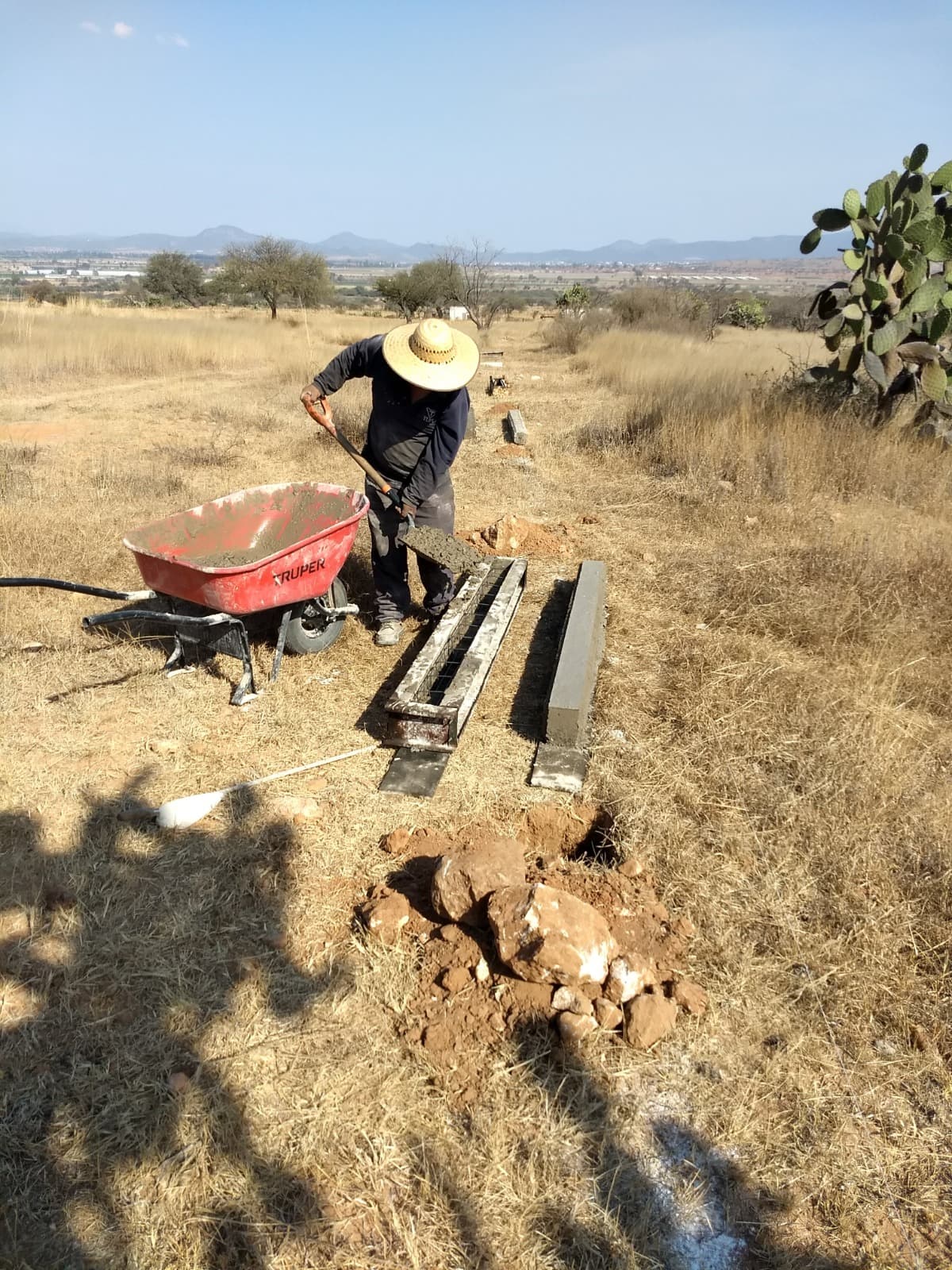 Cercado con postes listos para malla