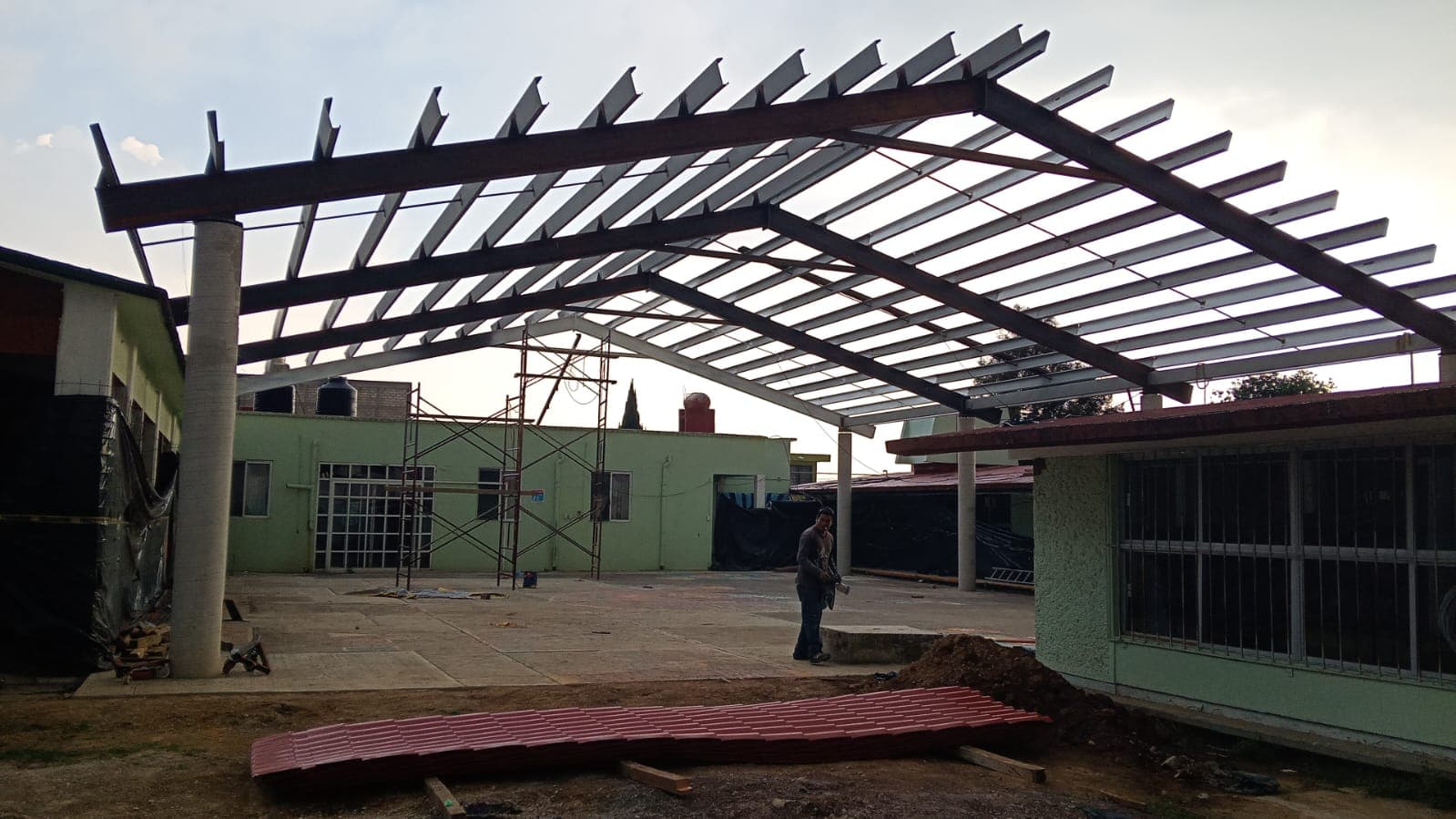 Estructura de techado escolar terminada